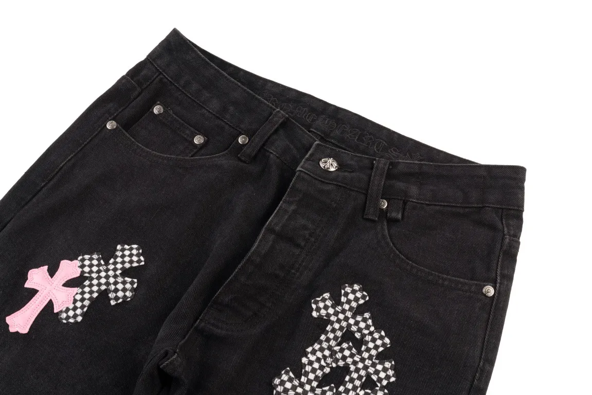 P230 running volume Chrome Hearts cherry blossom pink checkerboard cross patchwork leather jeans, original 5W+ It is known that chromehearts jeans will use vintage Levis jeans as the base plate for creation. They usually add their own unique silver buckles and silver ornaments, plus patchwork leather embellishments. This is the reason why the value of these vintage jeans doubles, because the base plate is Vintage jeans, jeans themselves have become very soft and comfortable after years of baptism, which can be distinguished from ordinary jeans. You should also refer to the pants data for size. Style number: 1808# Color: black pants cherry blossom pink Size: 28 30 32 34 28 Waist 86 Hips 100 Pants length 102 30 Waist 90 Hips 104 Pants length 104 32 Waist 94 Hips 108, pants length 106 34, waist 98, hips 112, pants length 110